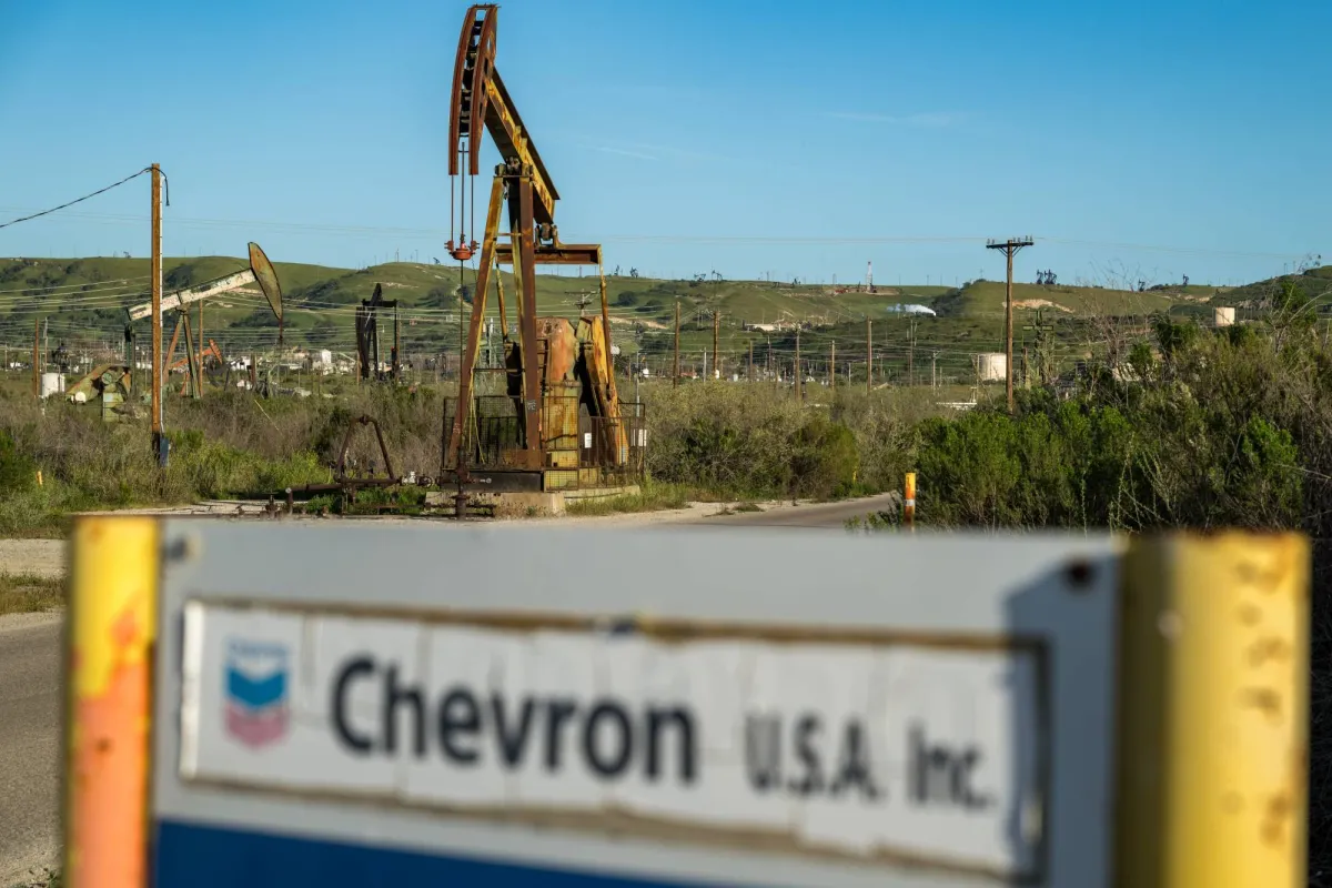 أسعار النفط تهوي بعد تصريحات ترمب حول الحرب وتخفيف العقوبات