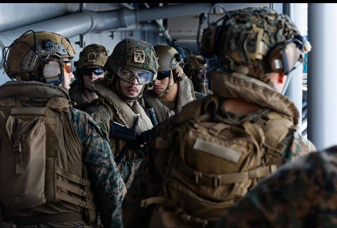 تحركات عسكرية امريكية مكثفة في الخليج العربي وسط تصاعد التوترات