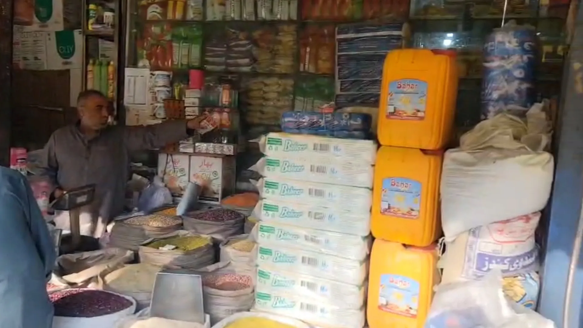 أزمة حاويات أفغانستان: كيف يعطل مضيق هرمز التجارة ويضاعف الخسائر؟