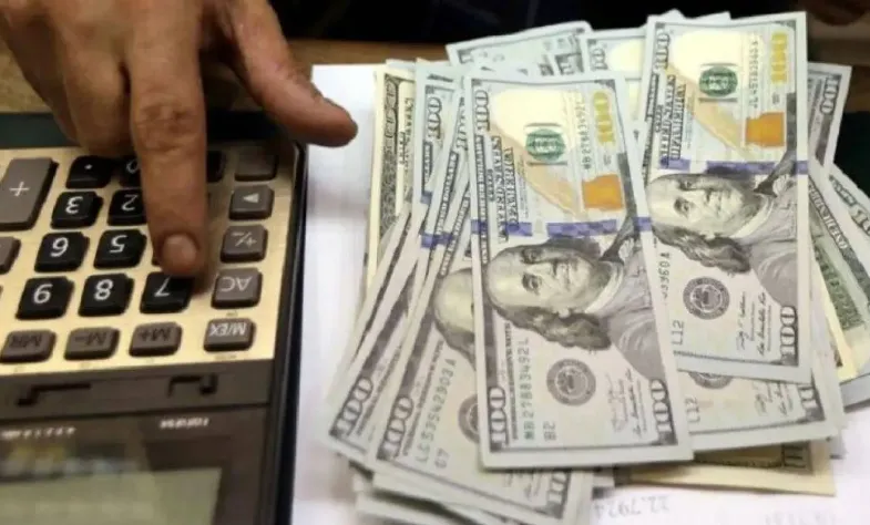 صعود الدولار يثير قلق المصريين من شبح السوق السوداء