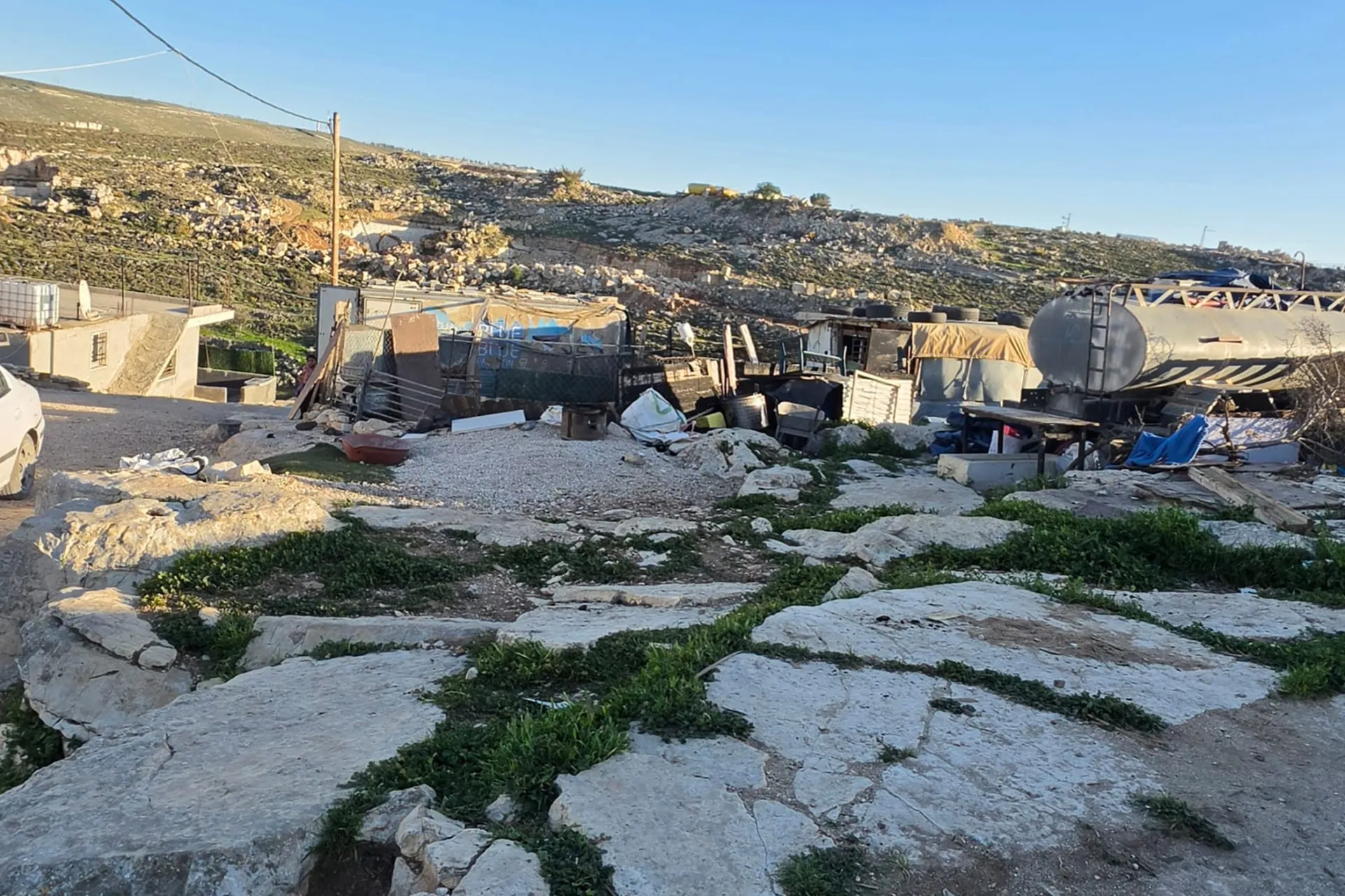 تحول حياة قرية حمروش الفلسطينية إلى جحيم بسبب الاستيطان