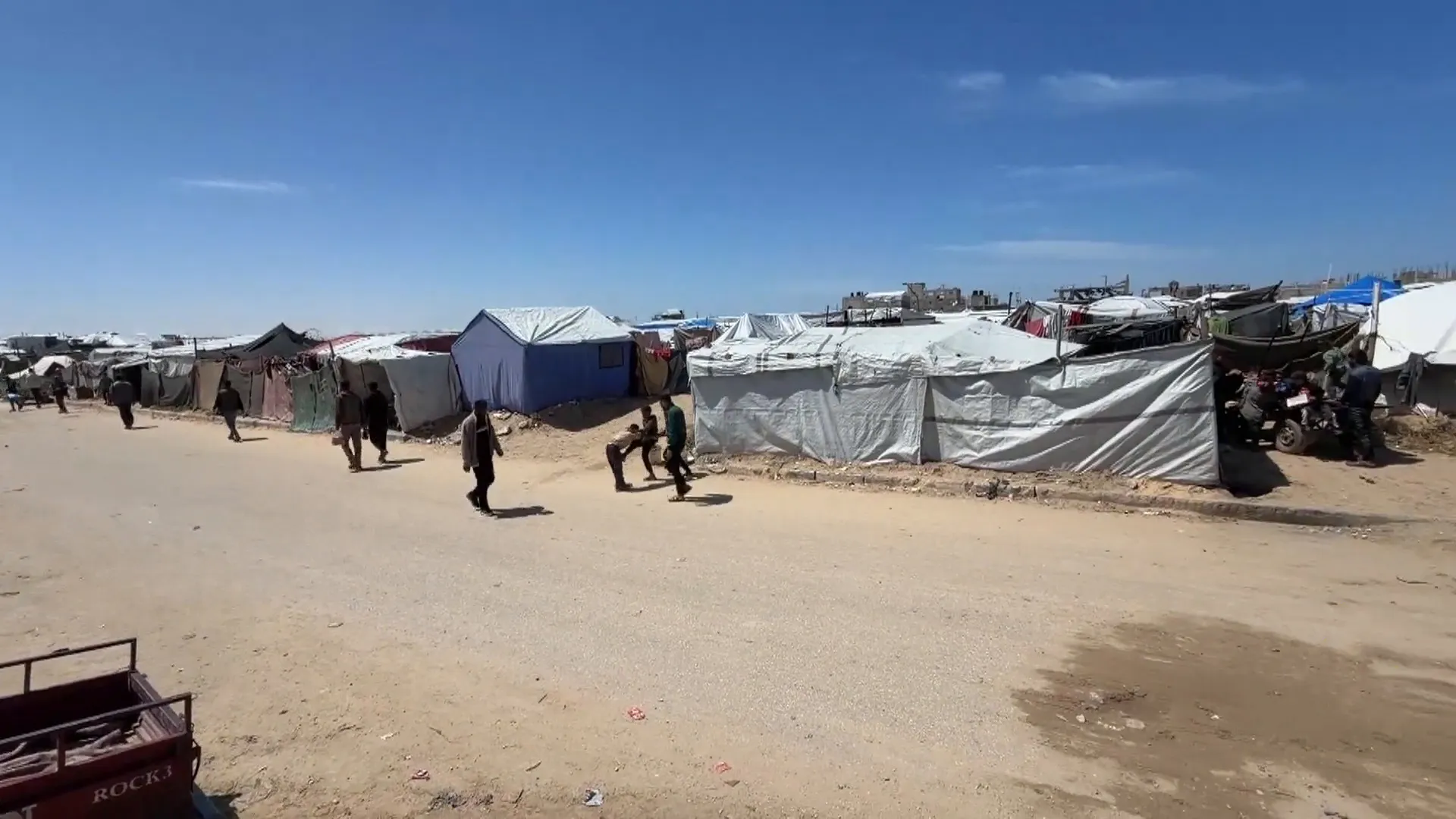 قصف يطال خيام النازحين في غزة بعيدا عن مناطق السيطرة