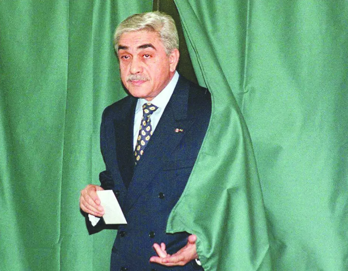 رحيل اليامين زروال: الجزائر تودع رئيسا في ذاكرة المرحلة الانتقالية