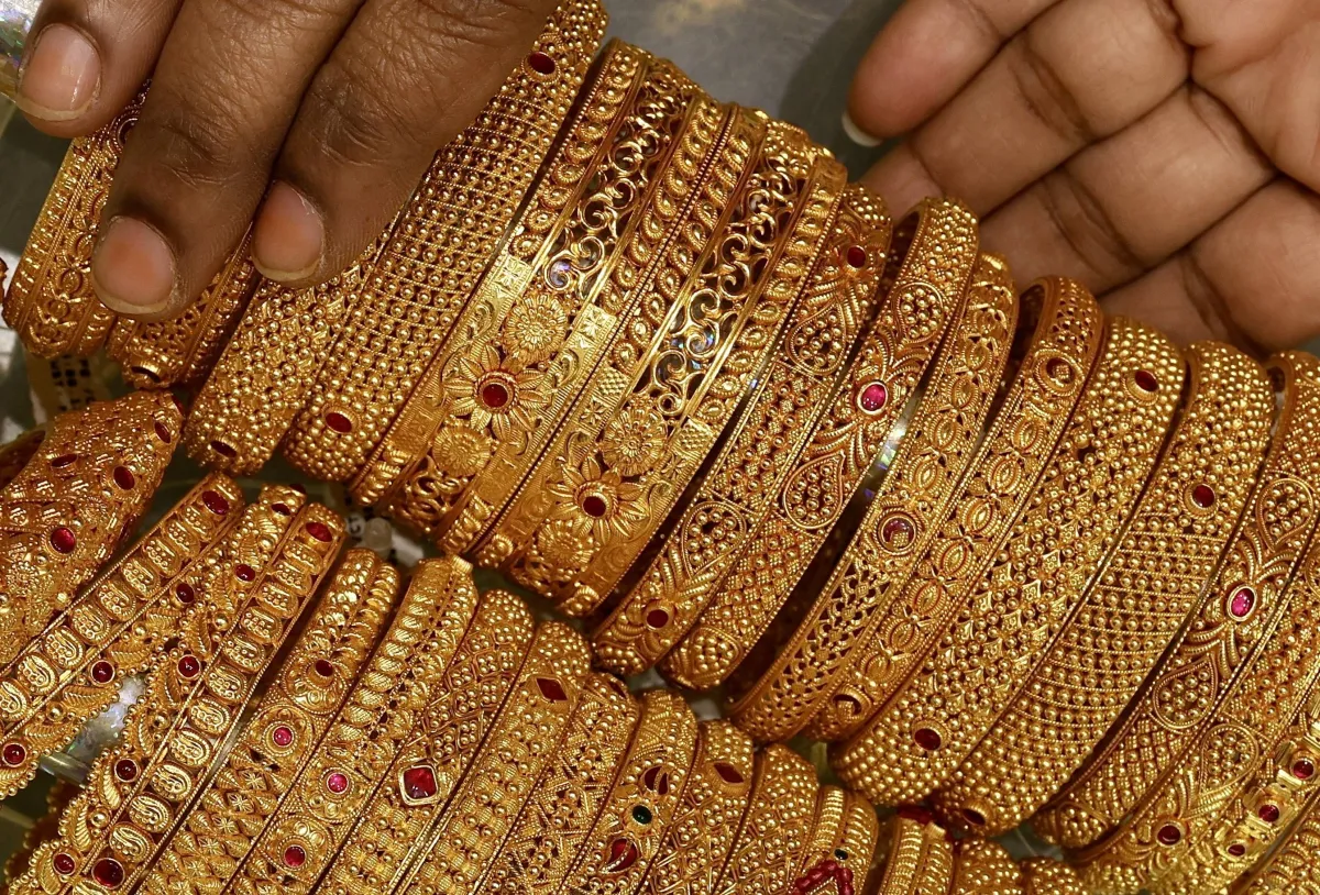 الدولار القوي وتضخم الطاقة يطيحان بالذهب لاكبر خسارة شهرية