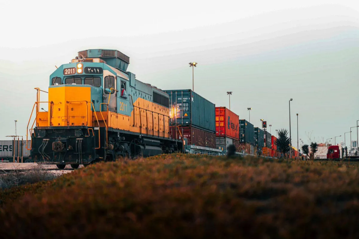 السعودية تعزز دورها اللوجستي في مواجهة تحديات الإمداد العالمية