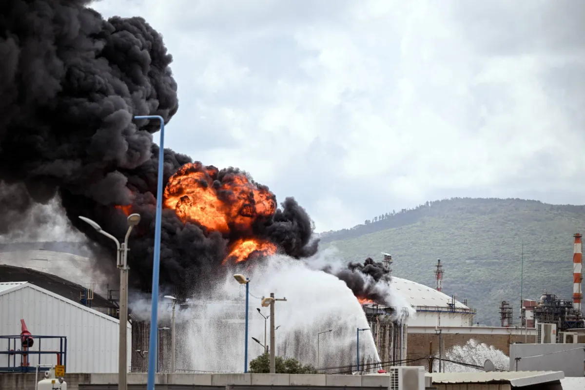 تصعيد لهجة التهديد.. ترمب يوجه انذارا شديدا اللهجة لايران بشأن مضيق هرمز