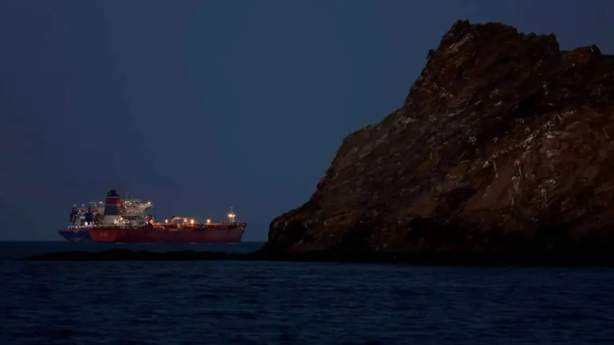 ناقلة هندية تتجاوز التوترات وتعبر مضيق هرمز بمسار استثنائي