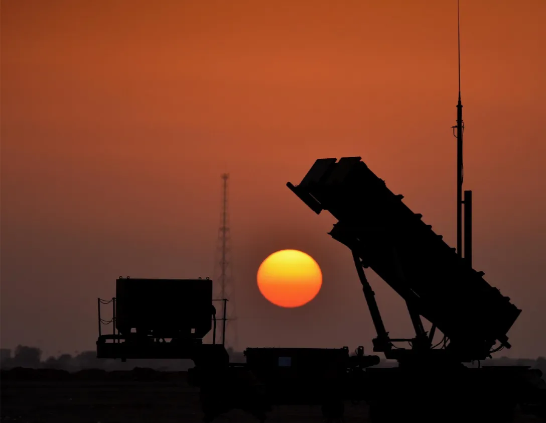 السعودية تتصدى لهجمات جوية وتدمر صواريخ ومسيرات بالرياض والشرقية