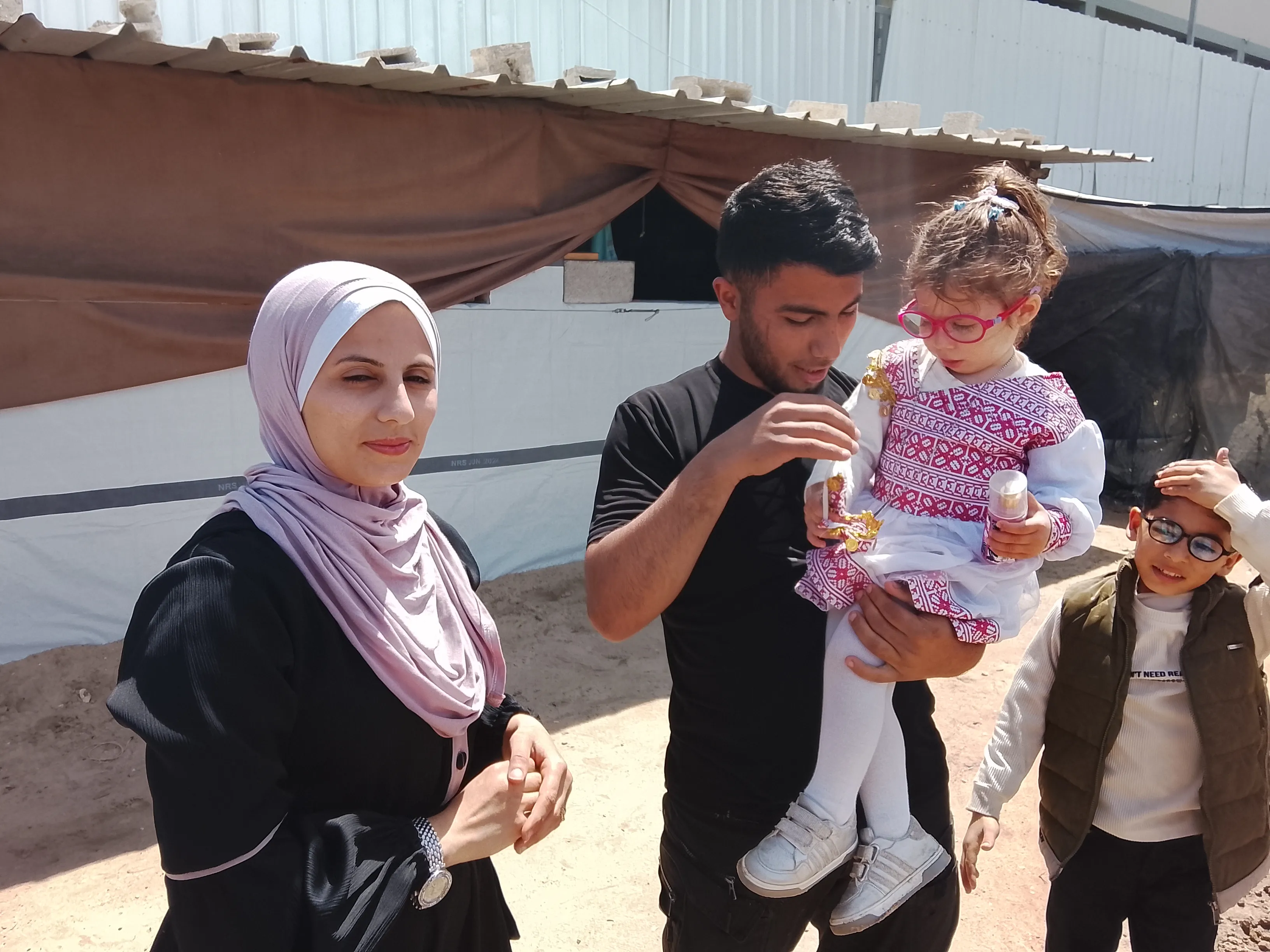 من غزة الى مصر قصة بيسان تعود الى حضن امها بعد عامين من الفراق