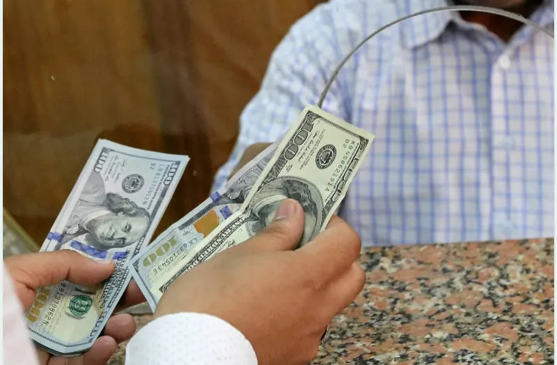 سوق العملة المصرية يشهد تحولات مفاجئة: الجنيه يقاوم الدولار وسط ترقب الأسواق