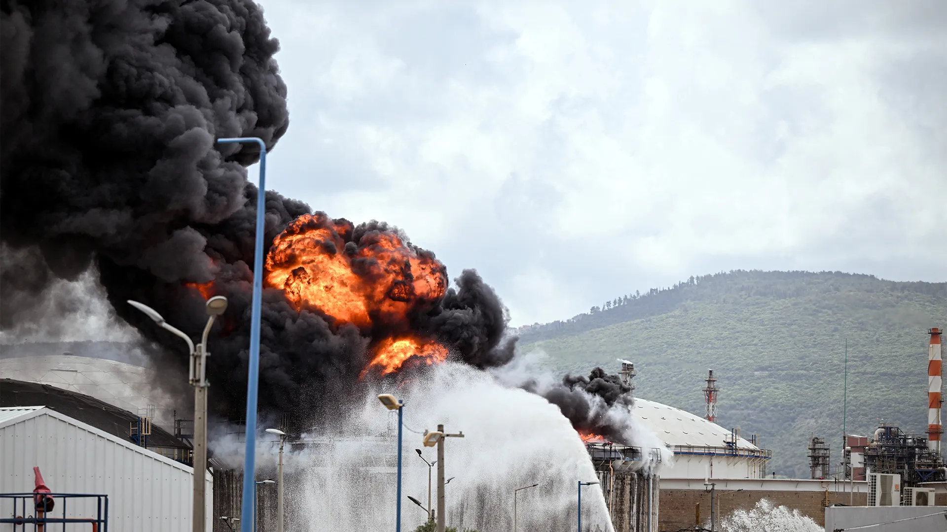 خسائر متصاعدة في قطاع الطاقة والصناعة بإسرائيل وسط تكتم رسمي