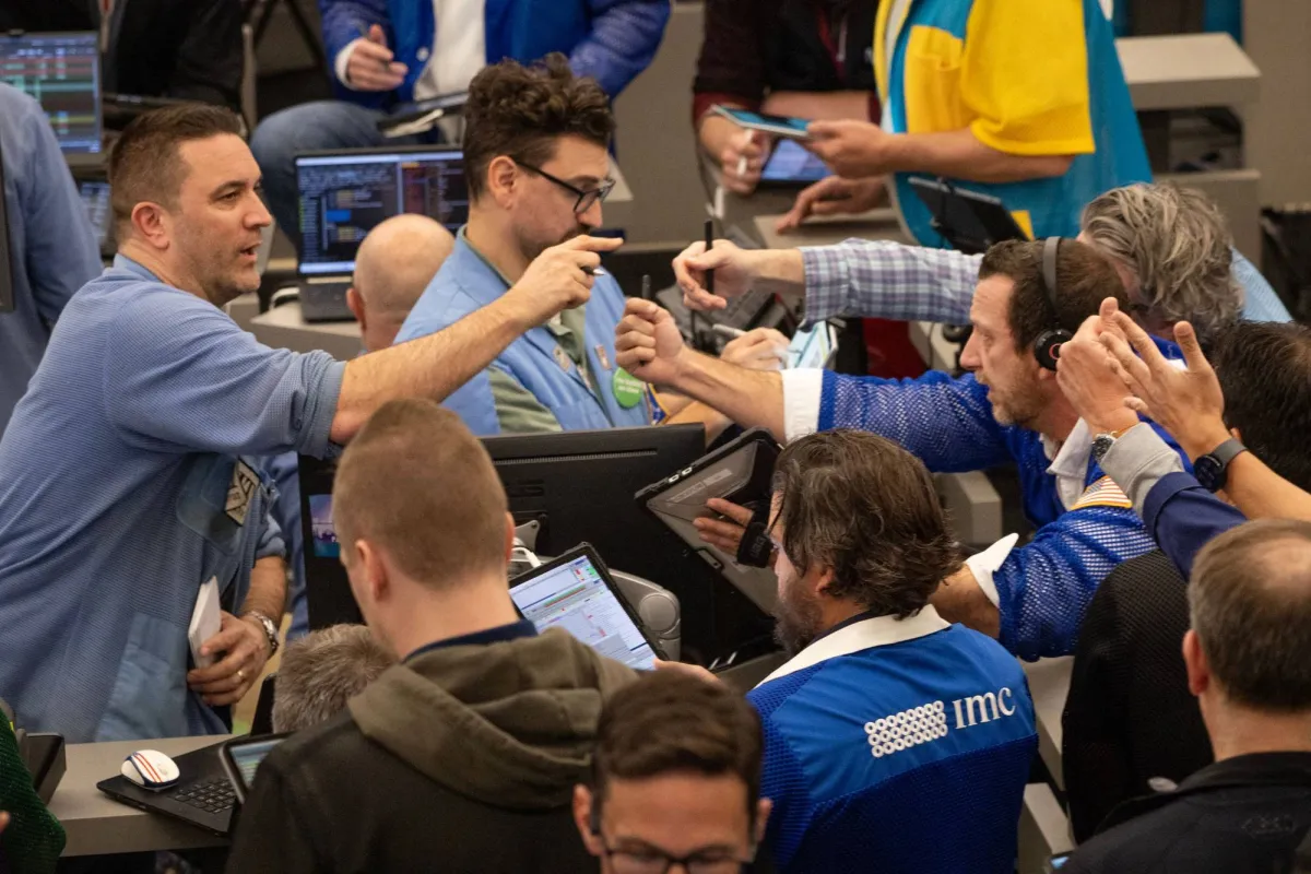 تحولات مفاجئة تهز الاسواق العالمية وسط تفاؤل حذر بشأن هرمز