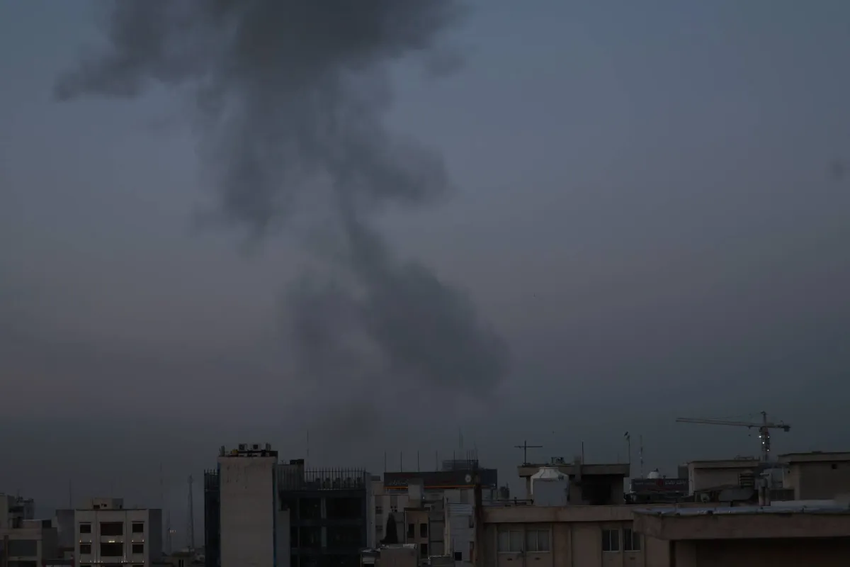 تصعيد خطير.. اسرائيل تضرب طهران وتتصدى لصواريخ اطلقت من ايران واليمن