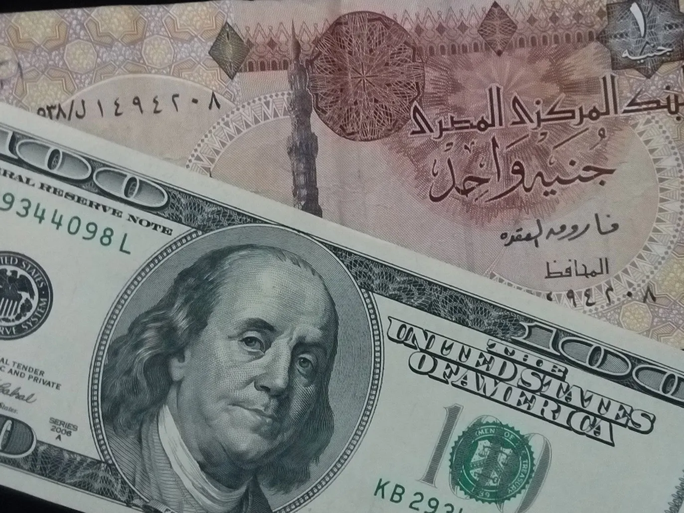 الجنيه المصري في مهب الريح: ضغوط الحرب والتضخم تدفع نحو مستويات متدنية جديدة