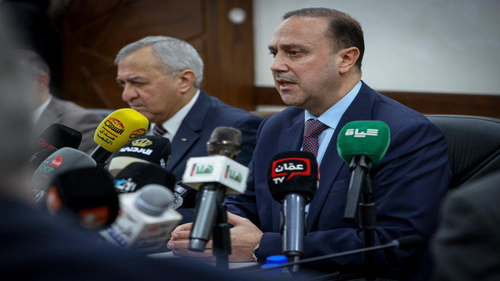 المومني يحذر من ترويج المعلومات المضللة ويهدد بتطبيق القانون