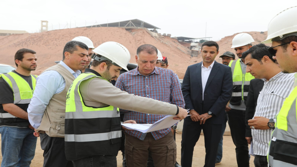 وزير الداخلية يتفقد مشروعا تطويريا بالدرة في العقبة