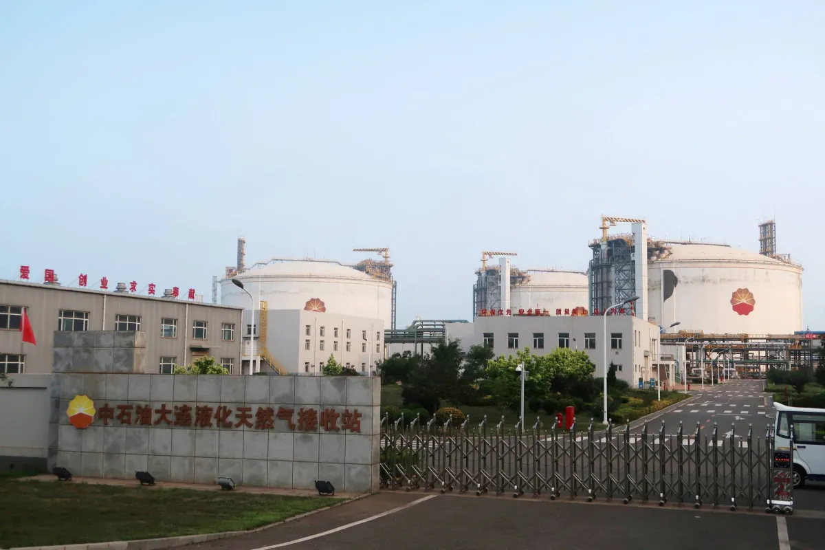 الصين تستثمر فائض الغاز الطبيعي المسال في السوق العالمية