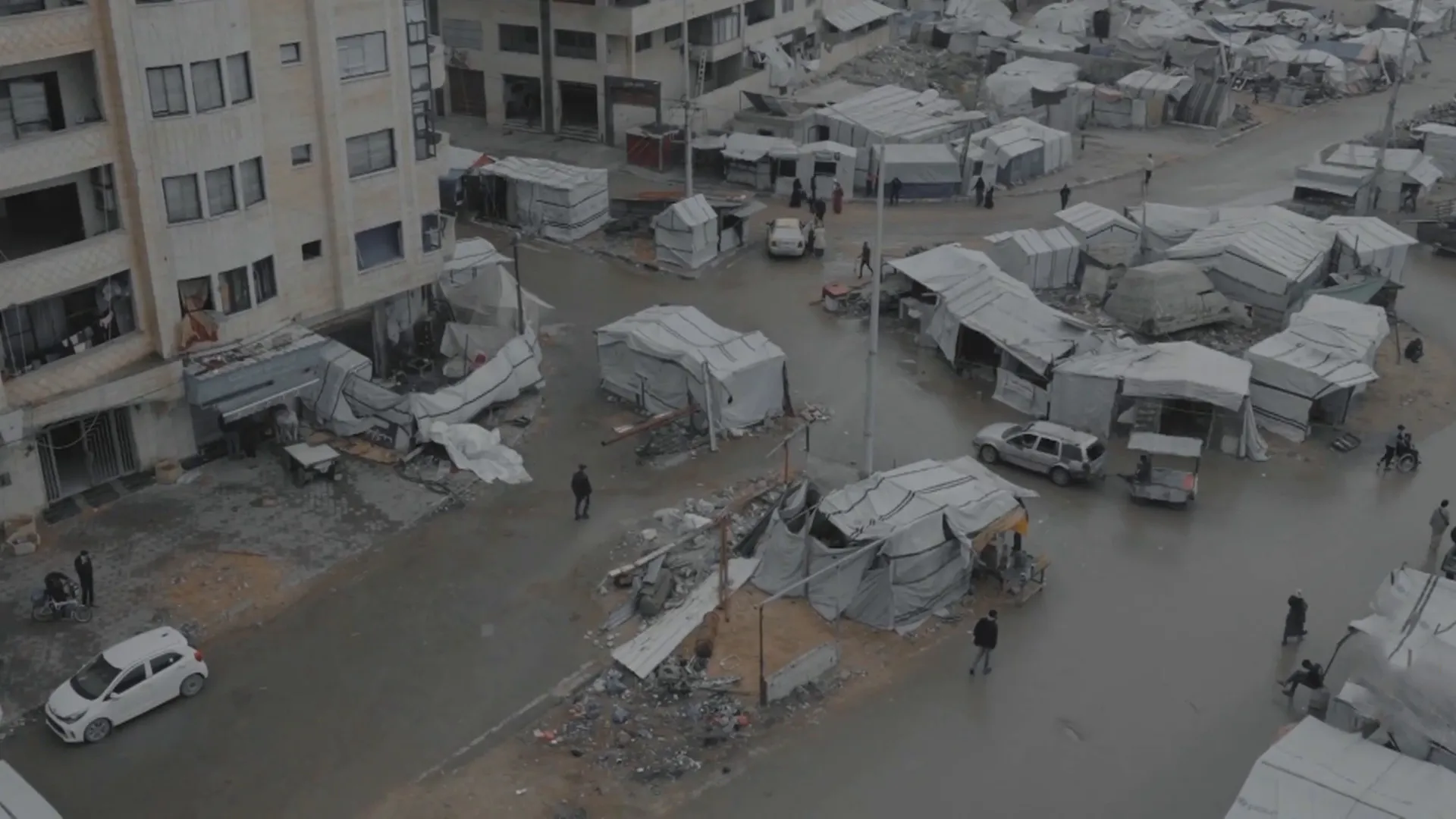 معاناة مستمرة في غزة: وسائل نقل متهالكة وطرق وعرة تزيد الأوجاع