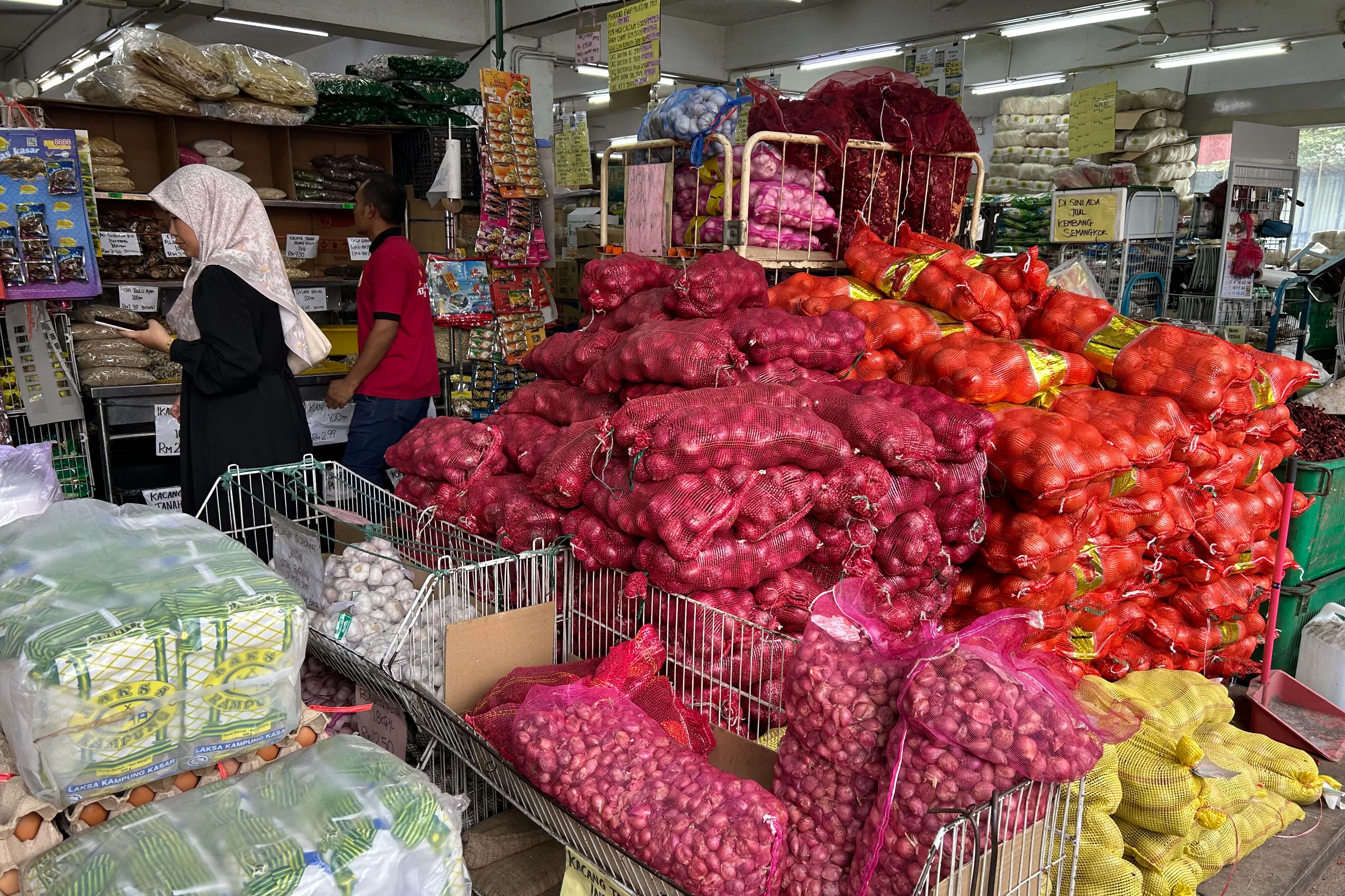 تداعيات الحرب تلقي بظلالها على ماليزيا.. قلق متزايد من ارتفاع الاسعار