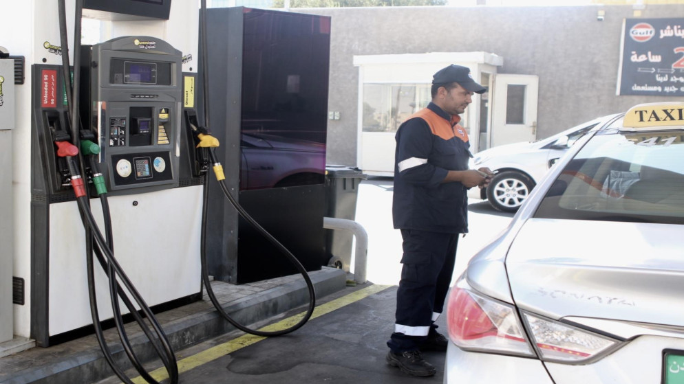 سباق نحو محطات الوقود في الاردن قبل تطبيق التسعيرة الجديدة