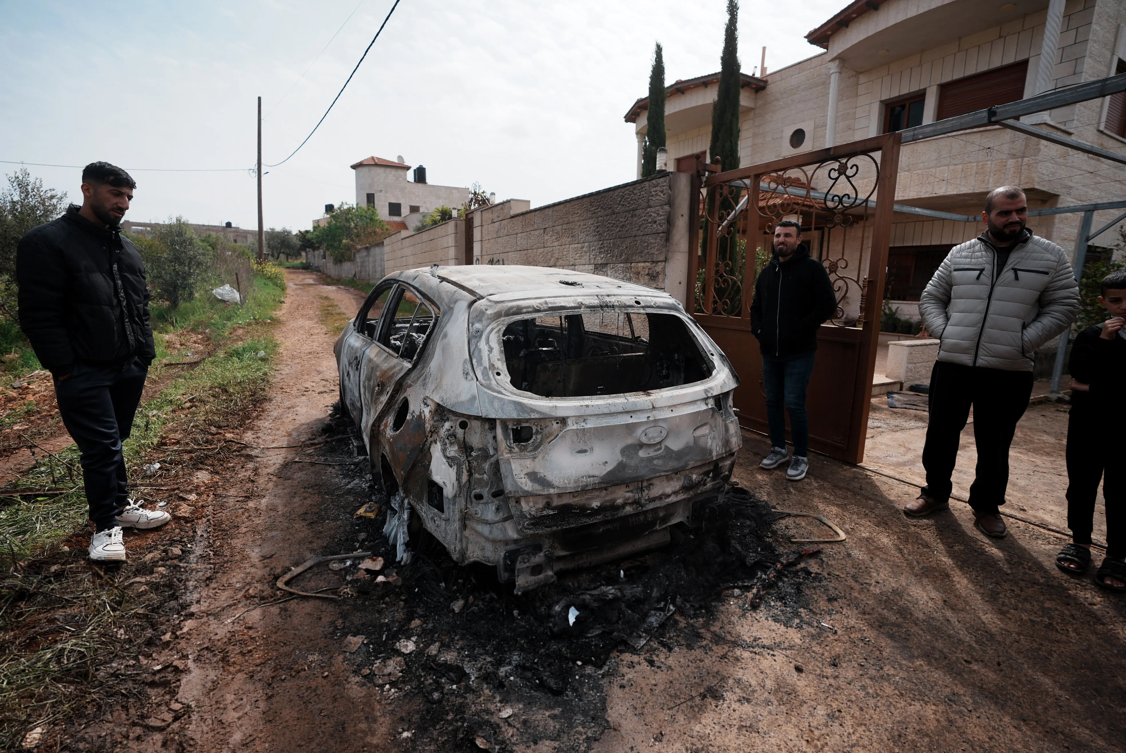 تصاعد التوتر في نابلس: اعتداءات المستوطنين تشعل الأوضاع وتصيب عشرة