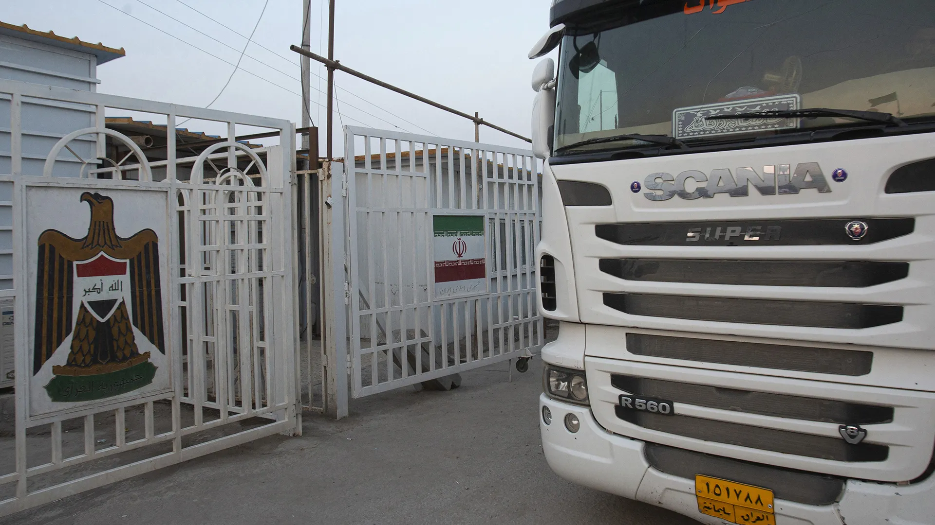 معاناة سائقي الشاحنات تتفاقم على الحدود العراقية الإيرانية وسط تصاعد القصف