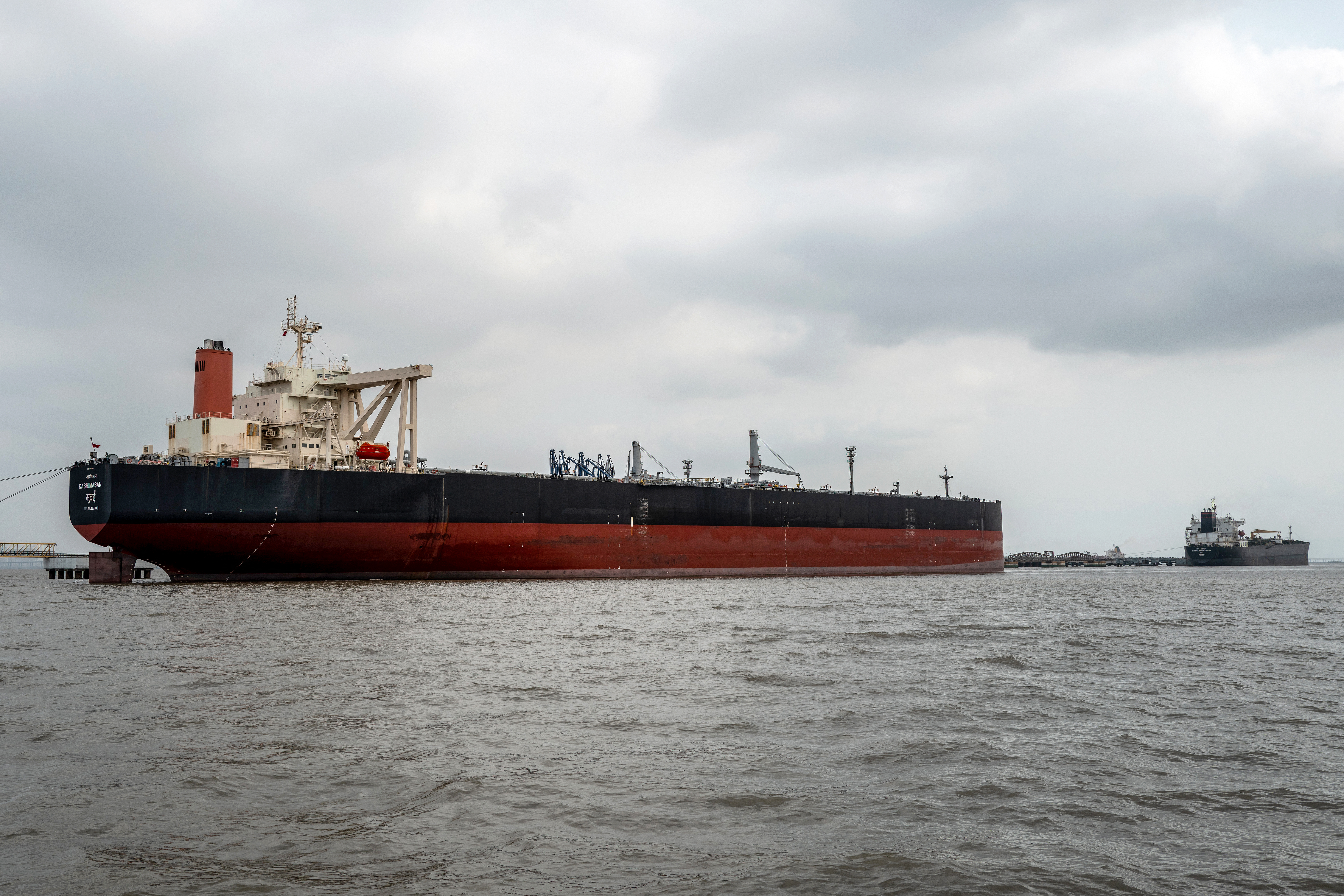 ناقلات تتحدى التوترات وتعبر هرمز وسط مخاوف الإمدادات