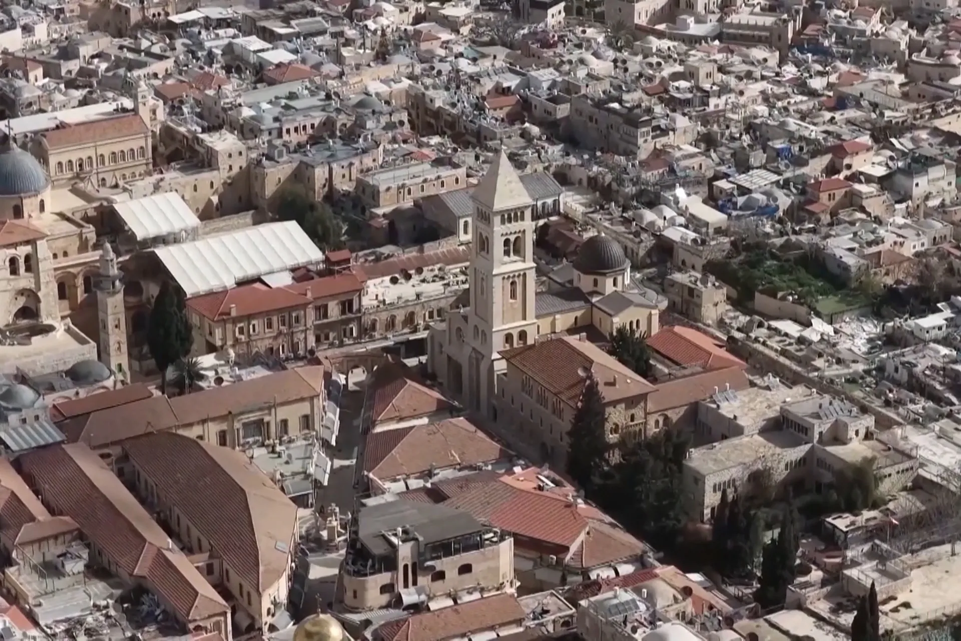 القدس تحت وطأة القيود: منع الفلسطينيين من العبادة في الأقصى والقيامة