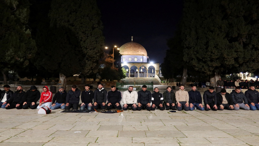 توافد حشود المصلين الى المسجد الاقصى لاداء صلاة الفجر بعد فتح الابواب