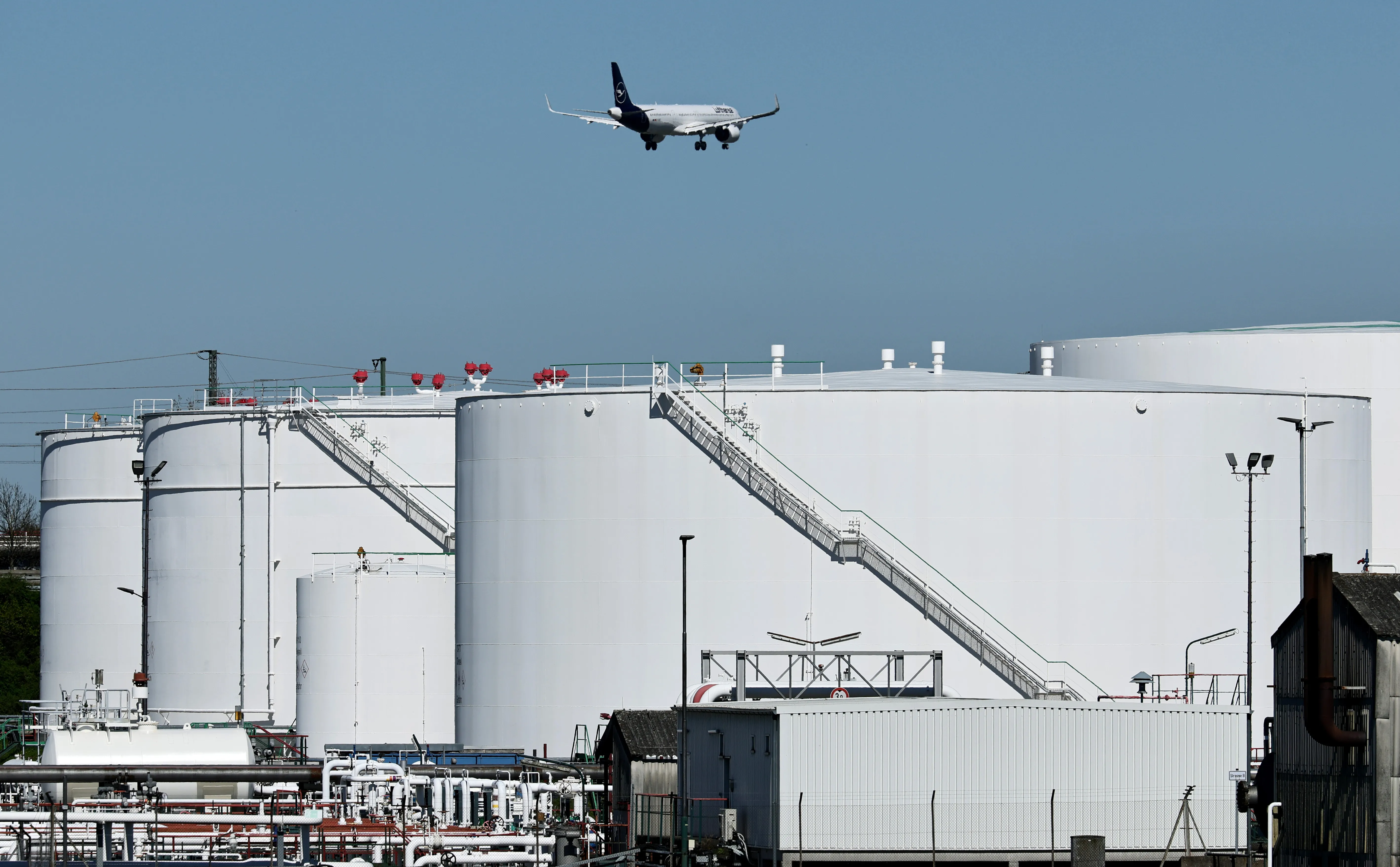 إياتا تحذر: أزمة وقود الطائرات قد تطول