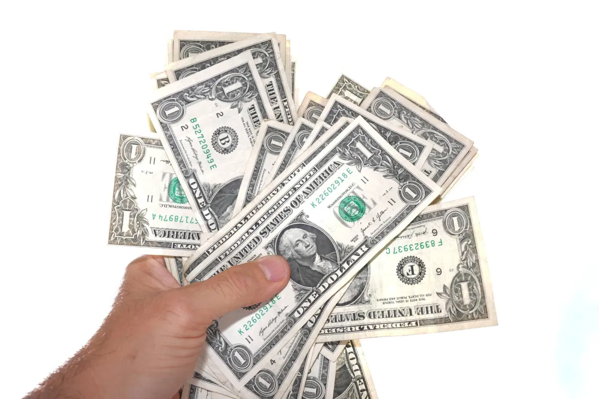 تذبذب الدولار وسط ترقب مصير الهدنة بين امريكا وايران