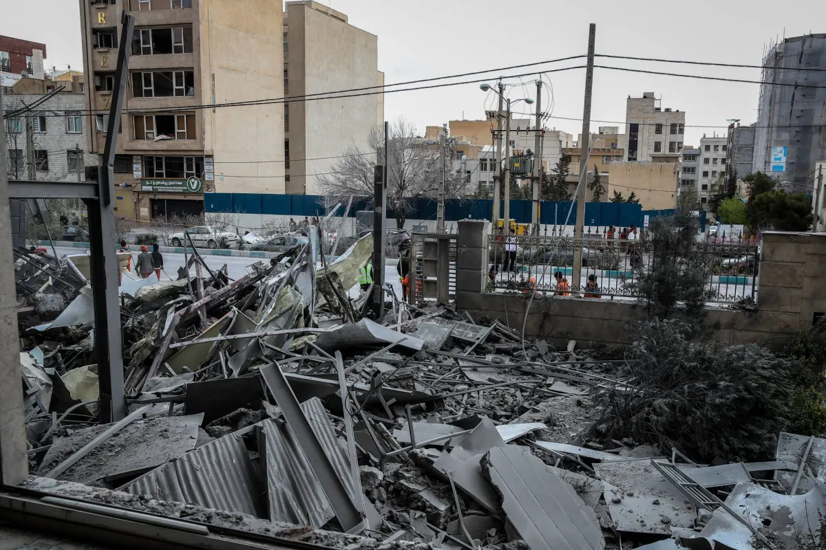 مبعوث غوتيريش في طهران يبحث انهاء الحرب ويزور مواقع القصف