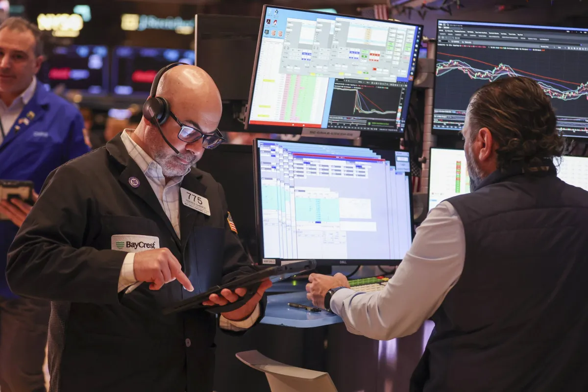 تذبذب الاسهم يسيطر على وول ستريت وسط ترقب دبلوماسي حذر