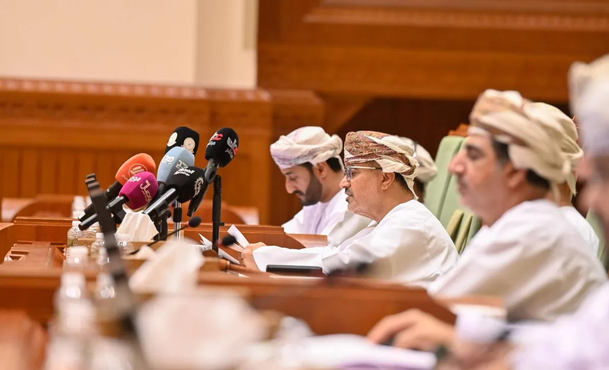 عمان تؤكد: لا رسوم عبور على السفن في مضيق هرمز