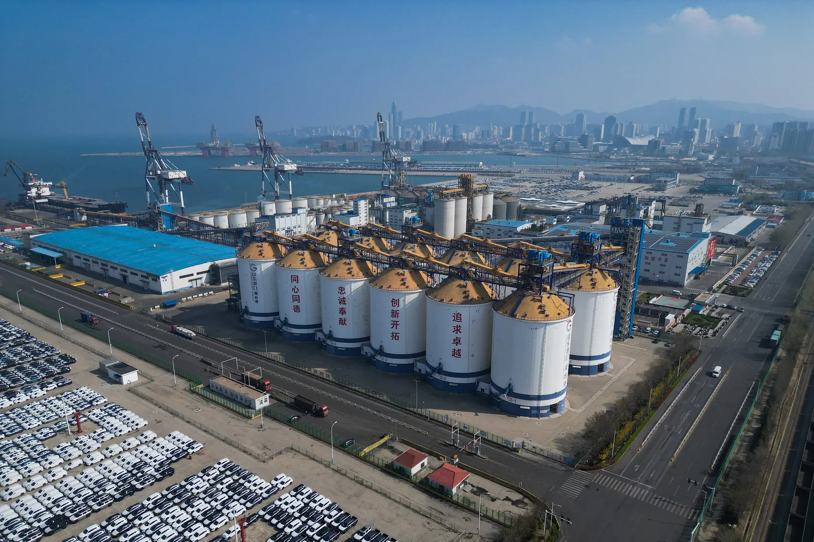 دول تواجه تقلبات سوق النفط بسحب استراتيجي من المخزون