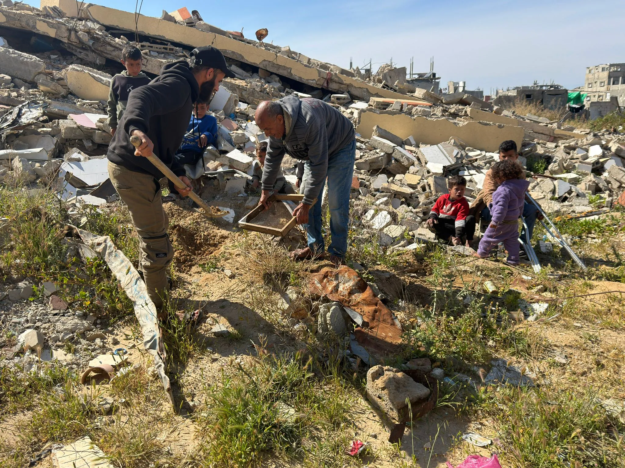 تحت الانقاض مصير مجهول يلاحق رفات شهداء غزة