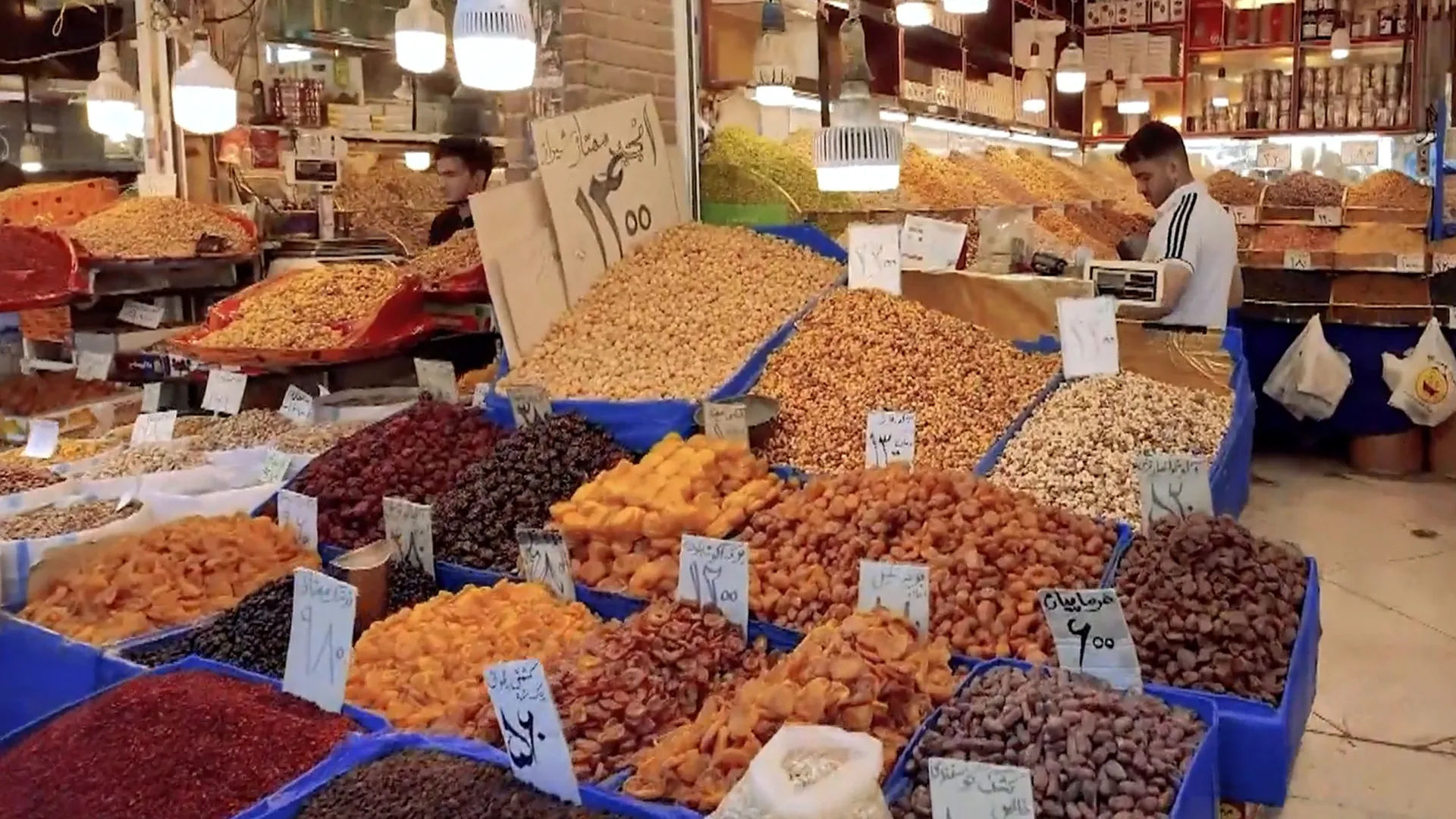 طهران تستعيد نبضها.. عودة الحياة تدريجيا مع ترقب نتائج المفاوضات