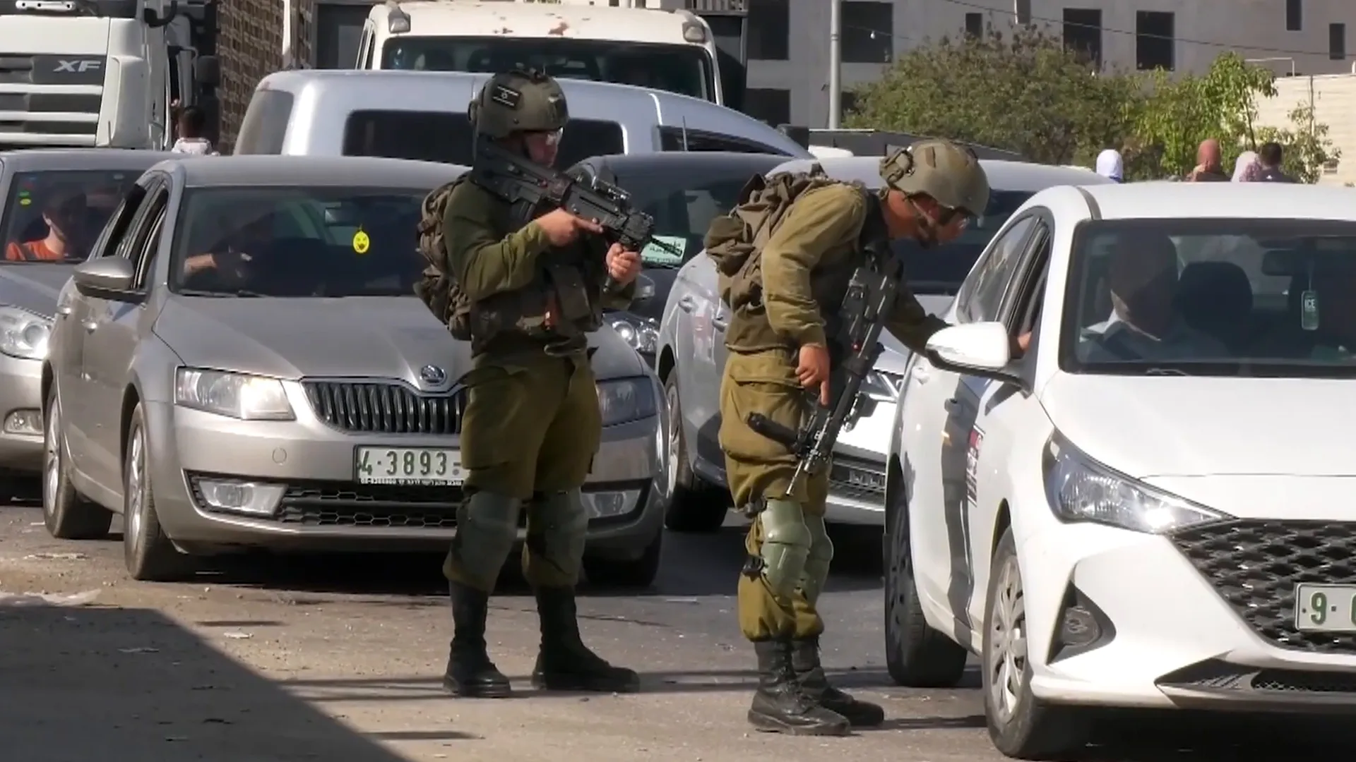 اتهامات فلسطينية لاسرائيل بتخريب الاقتصاد عبر الحواجز ومصادرة الاراضي