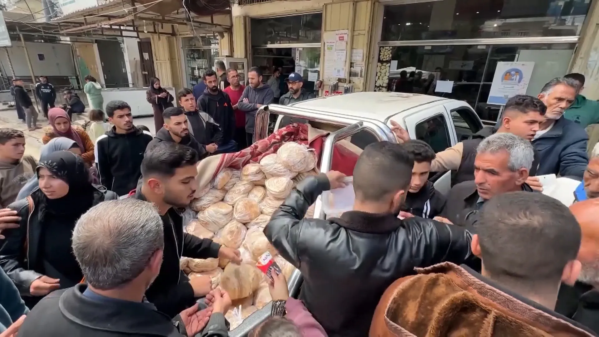 غزة تواجه ازمة خبز حادة وسط قيود على الوقود