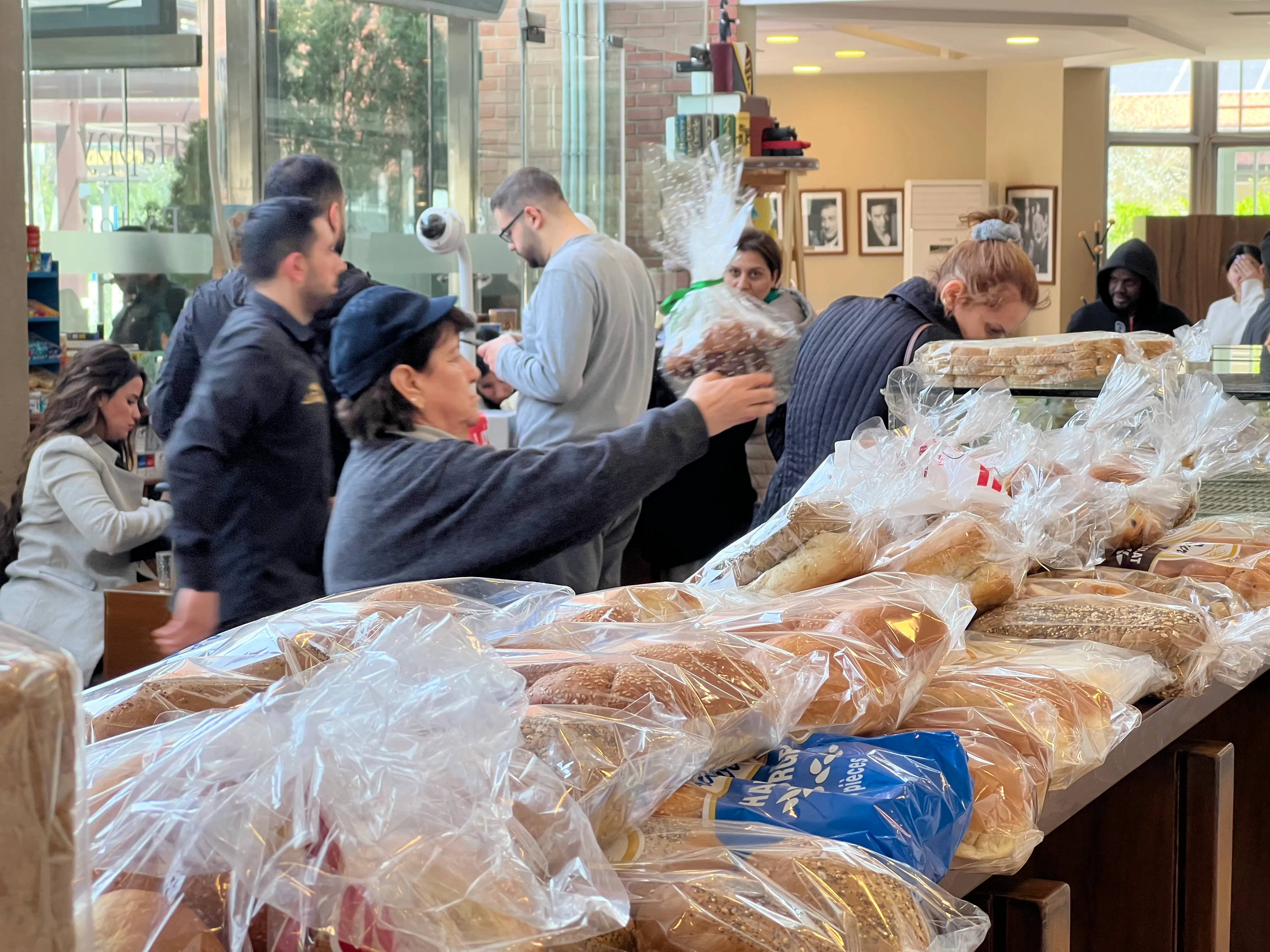 لبنان يواجه ثلاثية الازمات: الوقود والخبز والكهرباء في مرمى التحديات