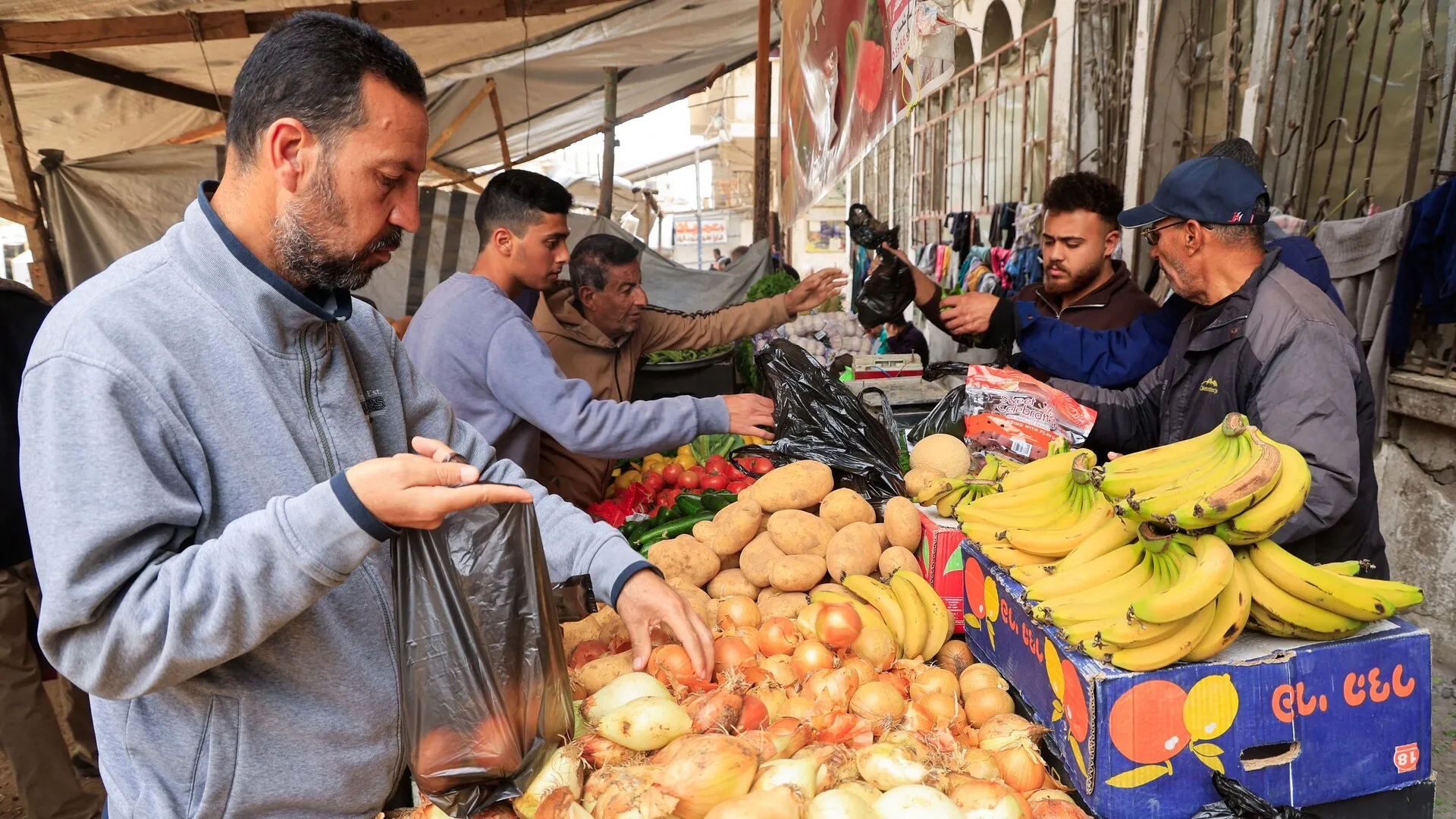 غزة تحت وطأة الغلاء: أسعار الخضروات تحرق جيوب السكان