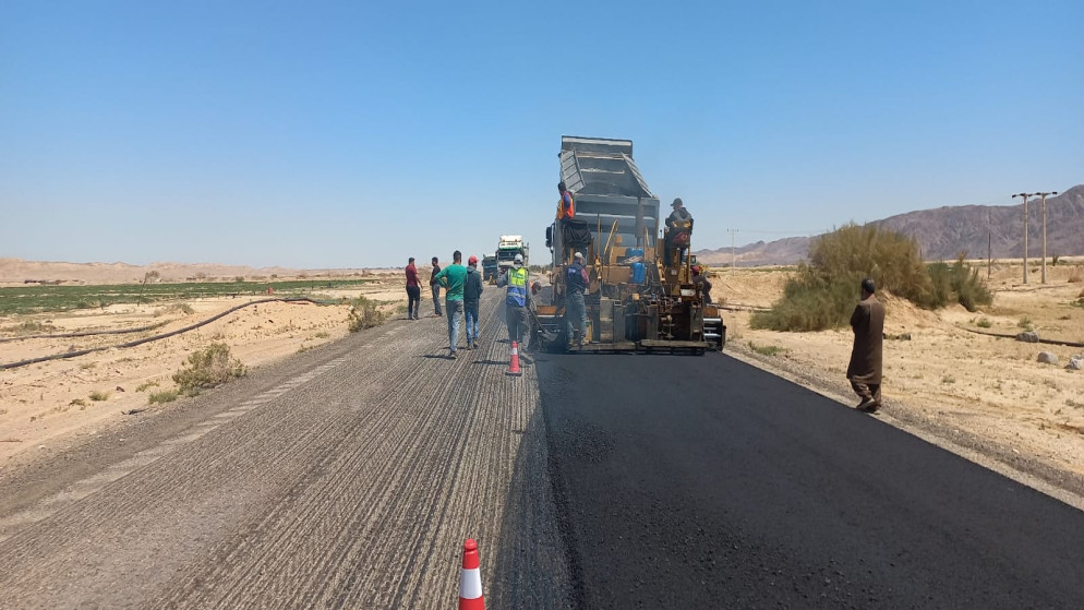 الاشغال تطلق مرحلة جديدة لصيانة طريق وادي عربة