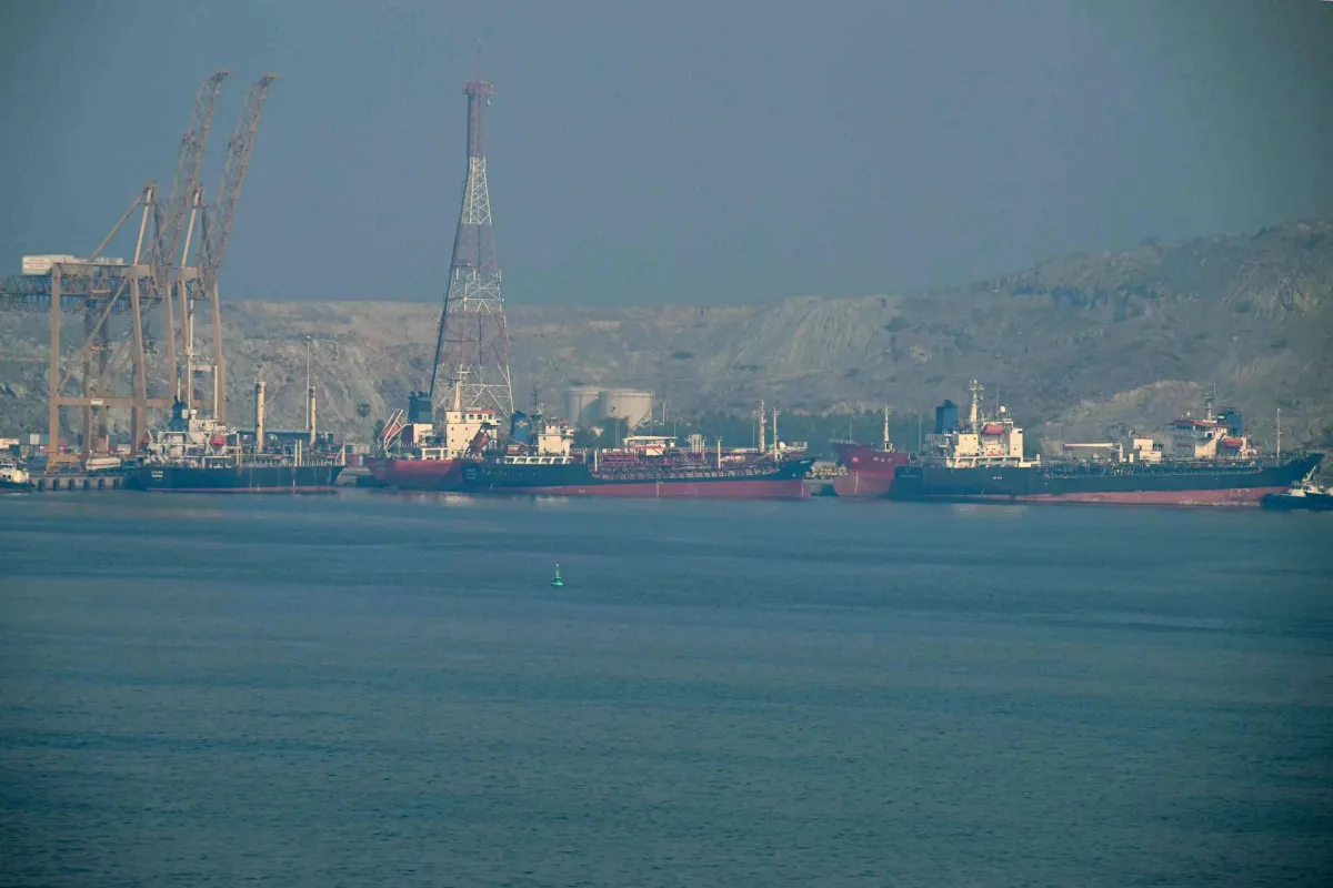 تداعيات غير مسبوقة: كيف يؤثر الوضع في هرمز على أسواق النفط العالمية؟