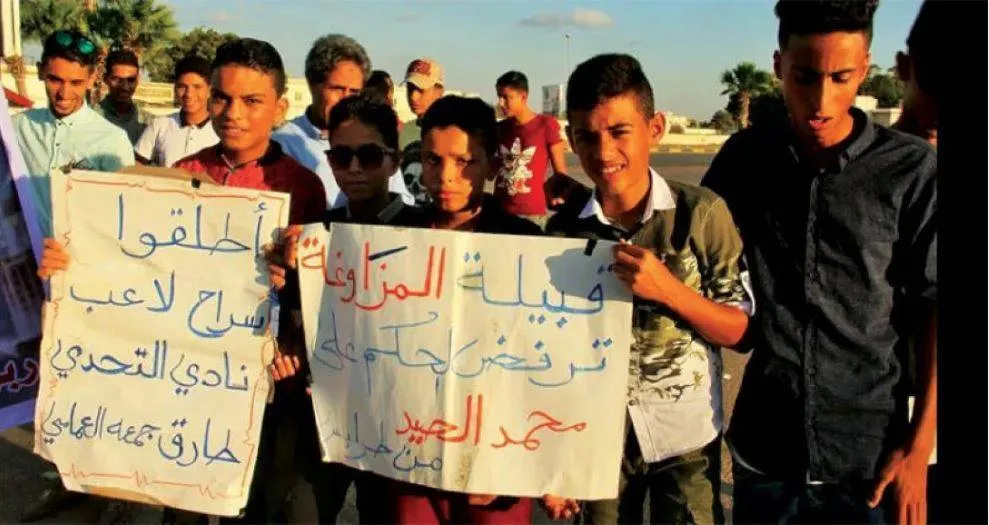 سجين ليبي يشعل قضية محتجزي كرة القدم في إيطاليا بإضراب وخياطة الفم