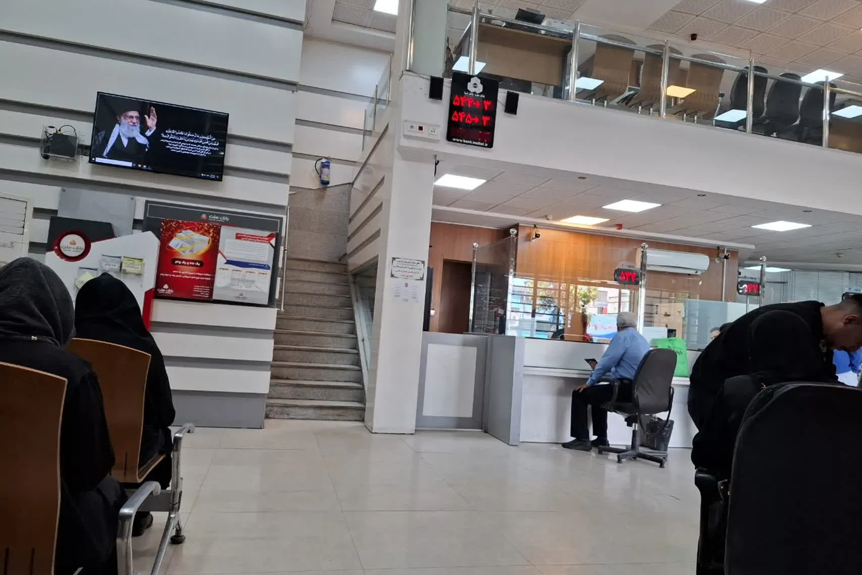 ايران بعد الهدنة: مرونة مصارف وتوقف بورصة يثير قلق الاقتصاد