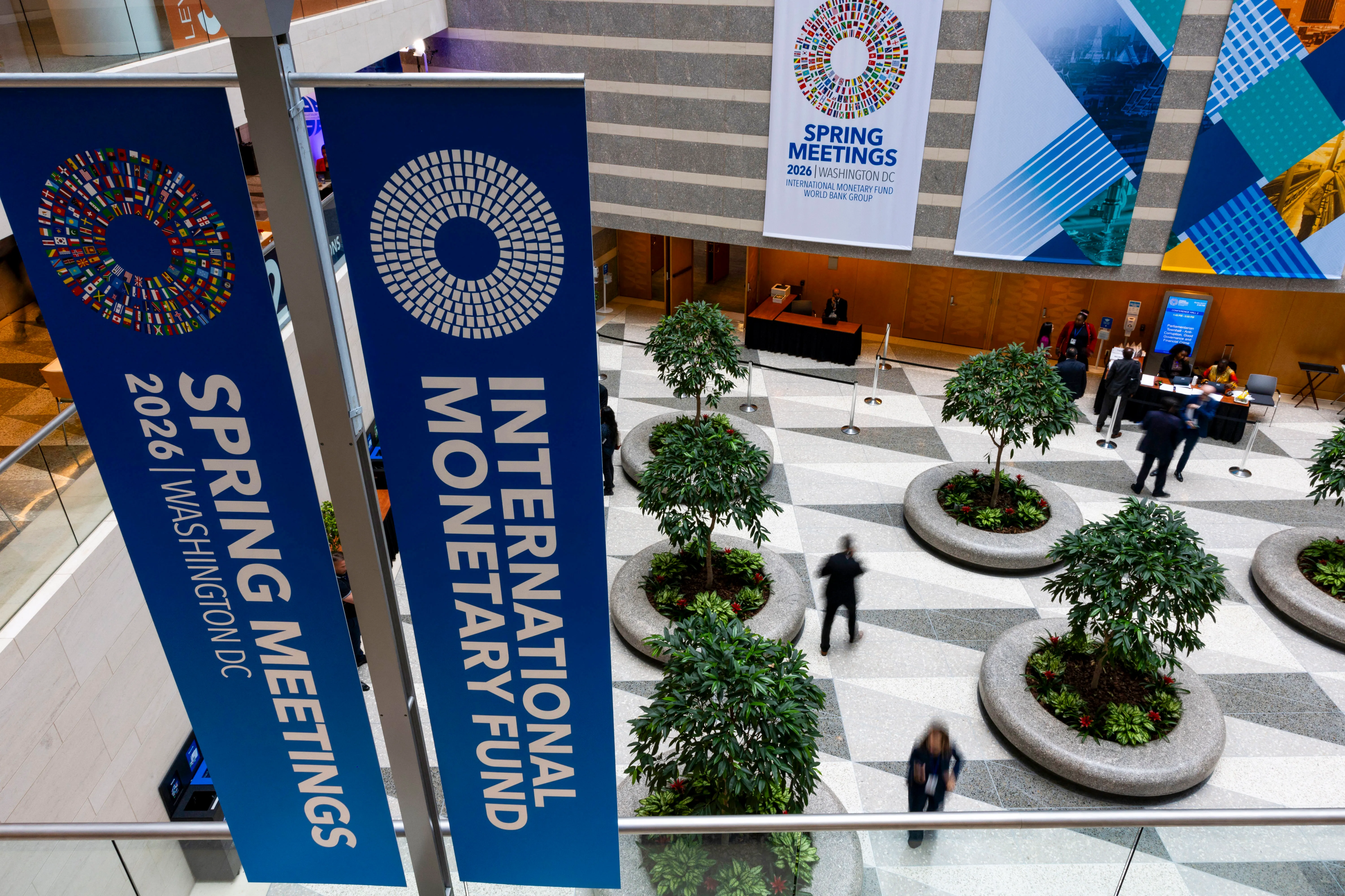 تحذيرات من تكديس الطاقة في ظل أزمة عالمية تلوح في الأفق