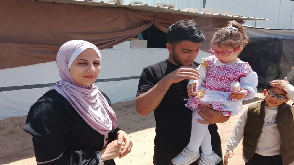 لقاء بعد عامين: أم فلسطينية بغزة تحتضن رضيعتها المفقودة