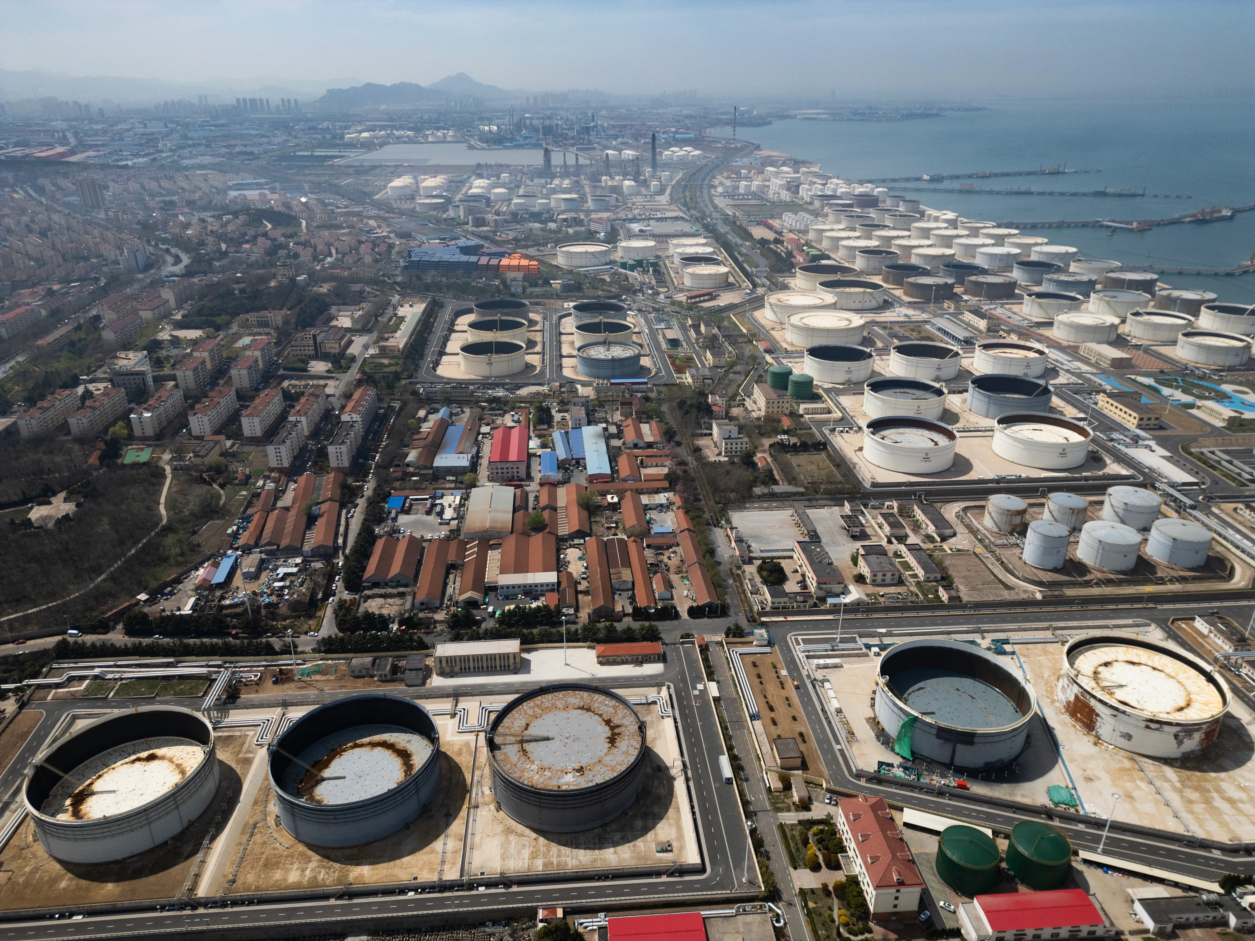 وكالة الطاقة تحذر من تراجع امدادات النفط العالمية وتوقعات بانكماش الطلب