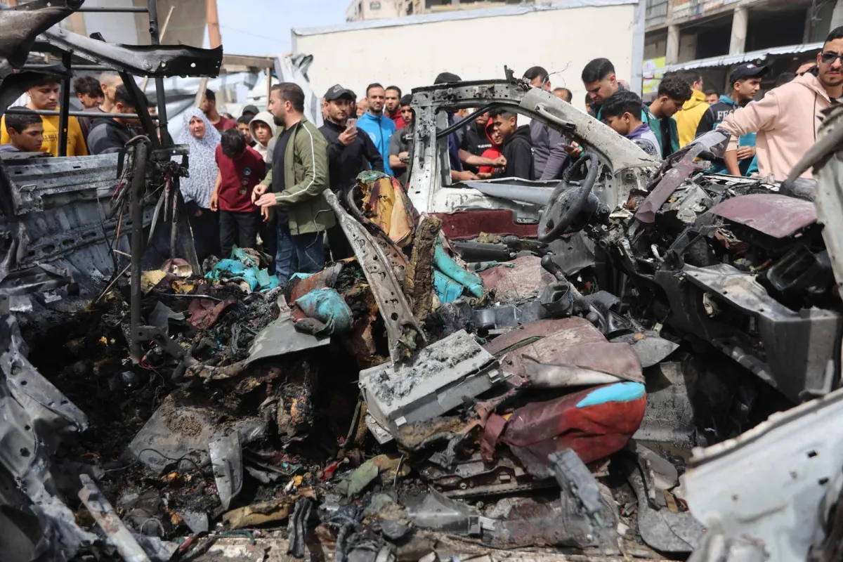 تصعيد في غزة: غارة إسرائيلية تستهدف سيارة شرطة وتوقع ضحايا