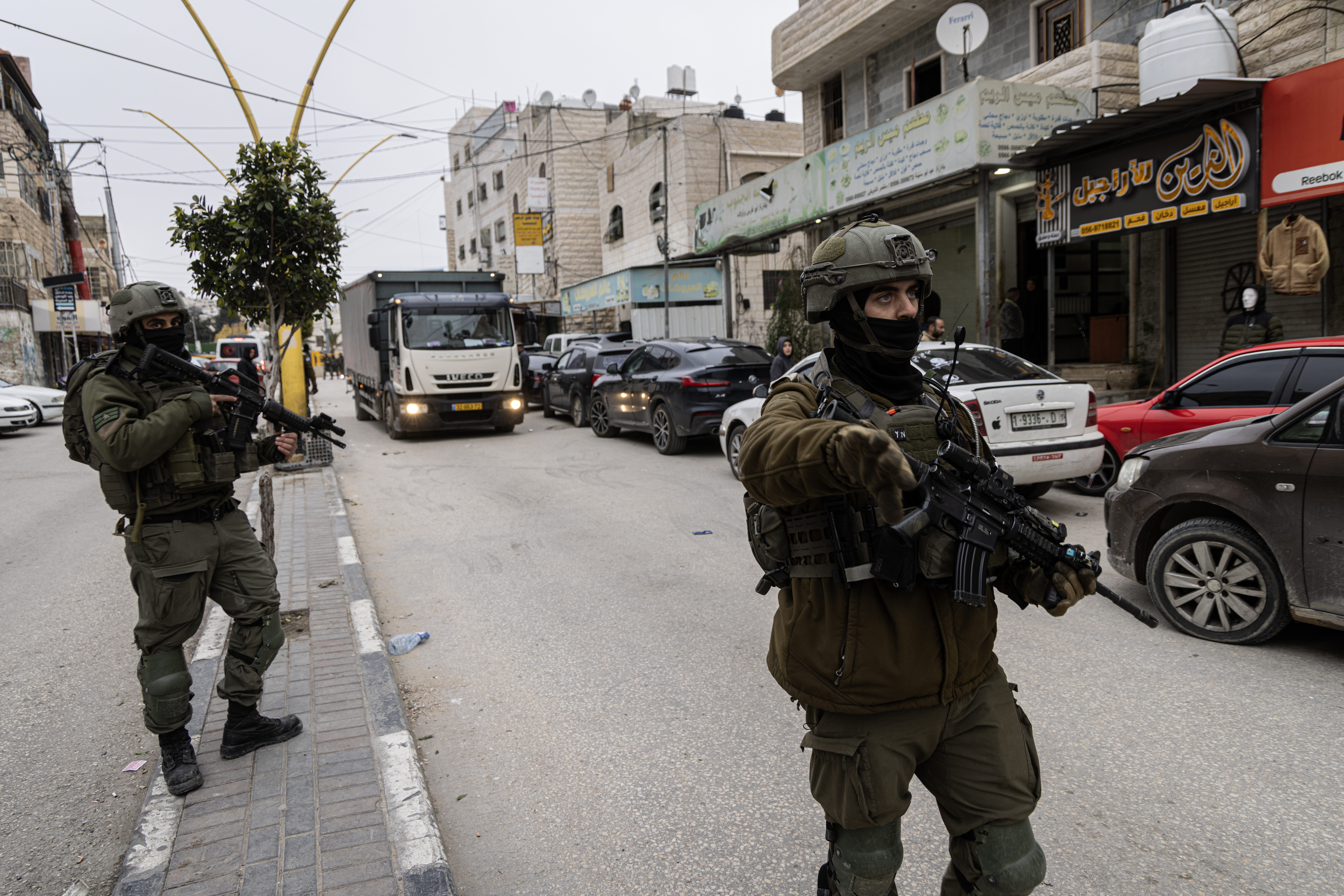 الاحتلال يقتحم جمعية خيرية بالخليل ويعتقل رئيسها وسط استنكار